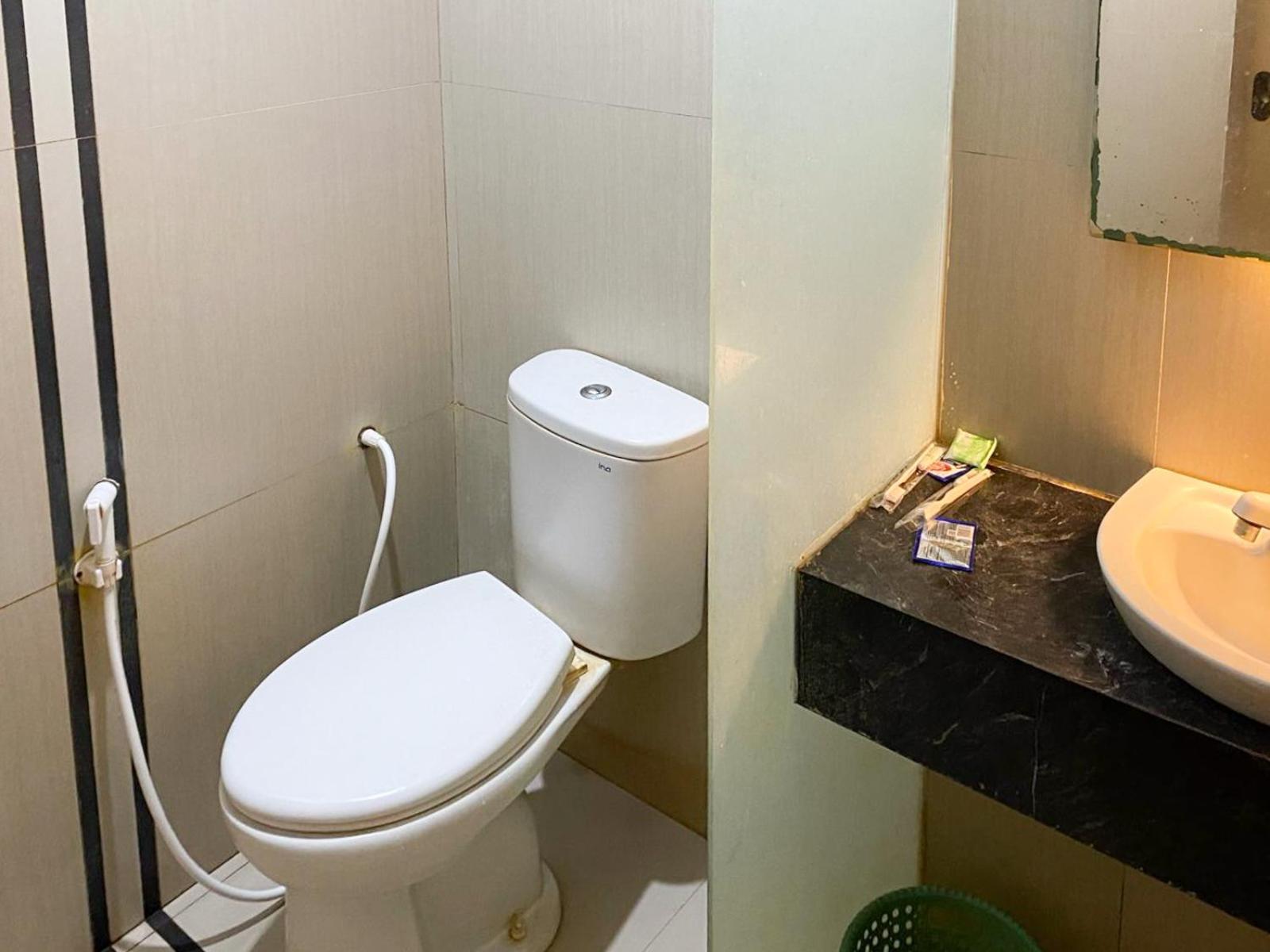 Pati Reddoorz Near Pantai Idola Banyutowo Hotel D'Llala מראה חיצוני תמונה