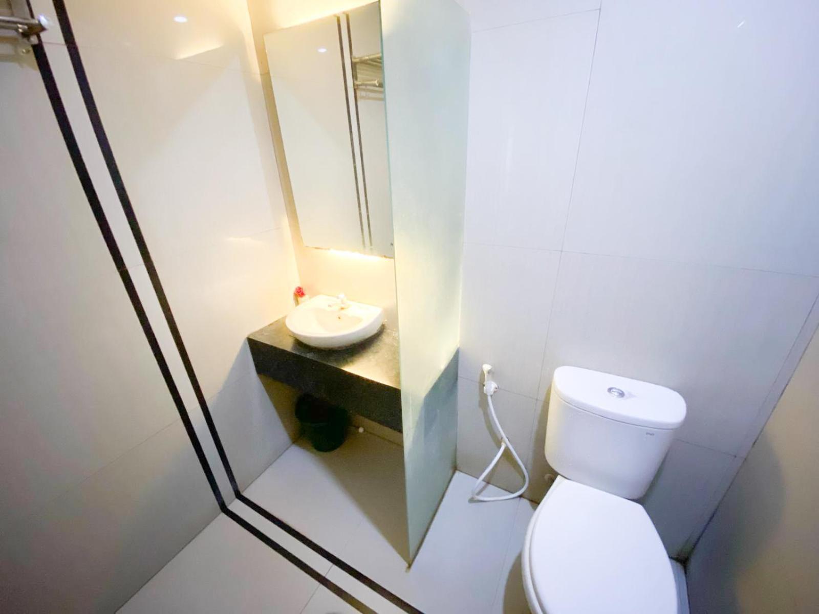 Pati Reddoorz Near Pantai Idola Banyutowo Hotel D'Llala מראה חיצוני תמונה